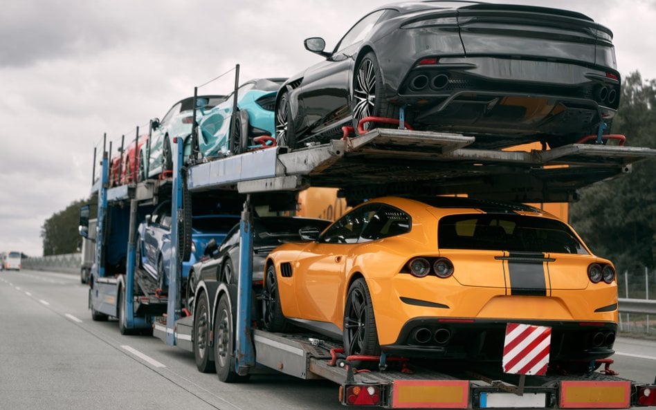 Powoli zmienia się struktura importu używanych aut do Polski. Maleje liczba tych najstarszych, a prz