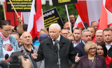 Prezes PiS Jarosław Kaczyński przemawia na proteście przed siedzibą Ministerstwa Sprawiedliwości