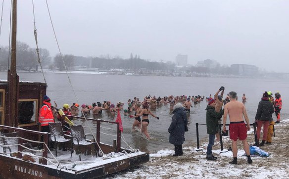 Zimowa sceneria towarzysząca pierwszemu morsowaniu w tym sezonie