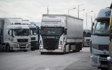 Międzynarodowe przewozy transportowe realizuje 150 tys. tirów z Polski. Wywołuje to złość rywali z E