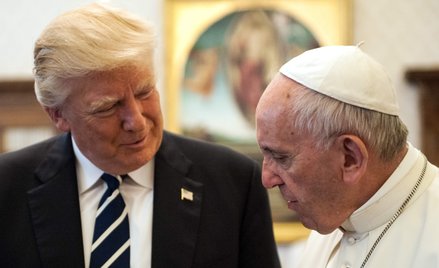 Prezydent USA Donald Trump z papieżem Franciszkiem podczas prywatnej audiencji w Watykanie w 2017 ro