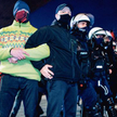 Obecnie funkcjonariusze policji działający w tzw. szyku zwartym nie muszą mieć żadnych oznak identyf