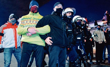Obecnie funkcjonariusze policji działający w tzw. szyku zwartym nie muszą mieć żadnych oznak identyf