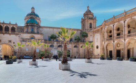 Centrum eksploduje palmami, katedra i pałace przypominają Sewillę. To ta piękniejsza twarz Mazary de