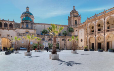 Centrum eksploduje palmami, katedra i pałace przypominają Sewillę. To ta piękniejsza twarz Mazary de