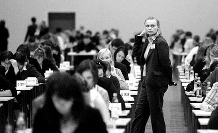 Liczba zdających państwowe testy na aplikacje korporacyjne co roku wzrasta. Na zdjęciu egzamin w war