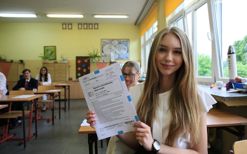 Uczniowie przed egzaminem ósmoklasisty w Szkole Podstawowej nr 21 im. Orląt Lwowskich w Gorzowie Wie