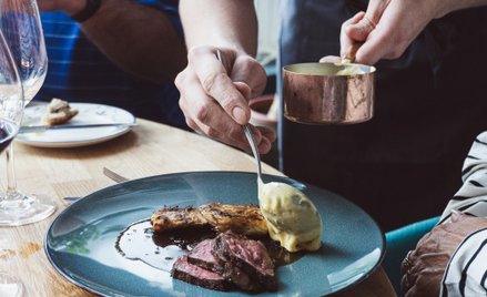 Coraz większą popularność zyskuje tradycyjna metoda obsługi stolika, która zakłada, że kelner przygo