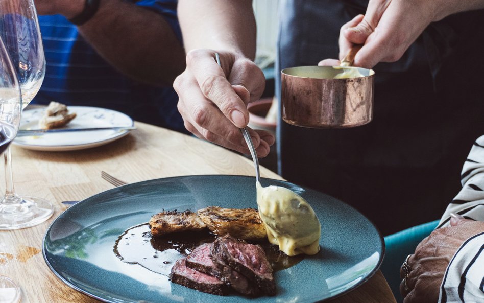Coraz większą popularność zyskuje tradycyjna metoda obsługi stolika, która zakłada, że kelner przygo