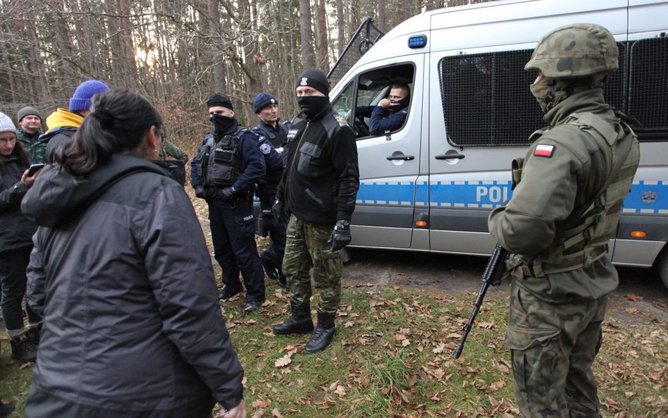 Straż  Graniczna i policja  nie pozwalają,  żeby ktokolwiek   bez pozwolenia   podchodził   nawet   