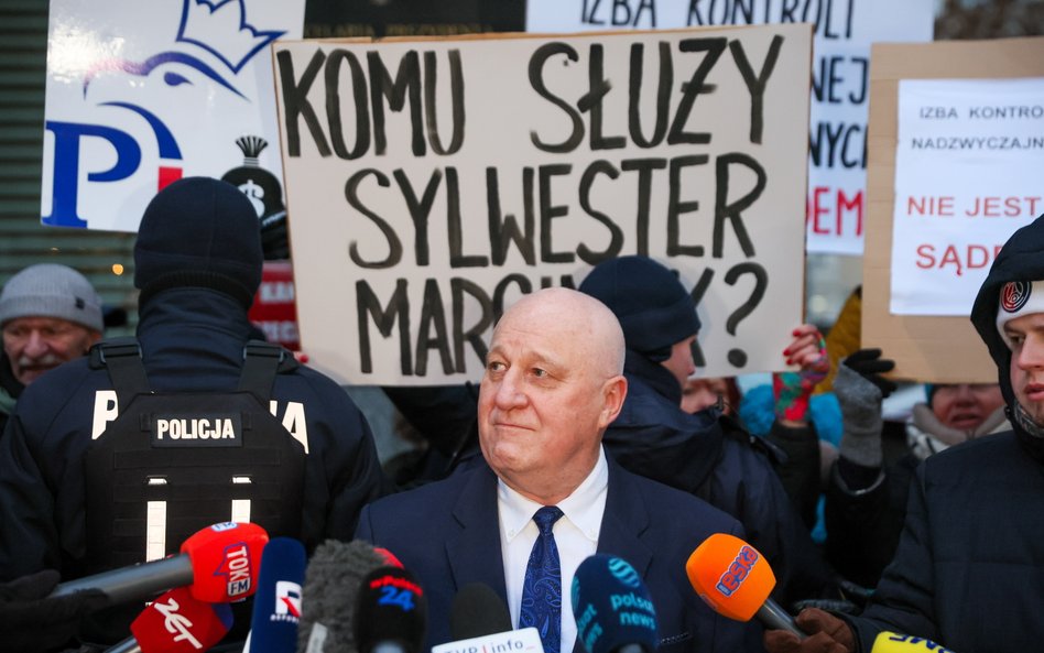 Przewodniczący PKW, sędzia Sylwester Marciniak podczas wypowiedzi dla mediów przed siedzibą Państwow