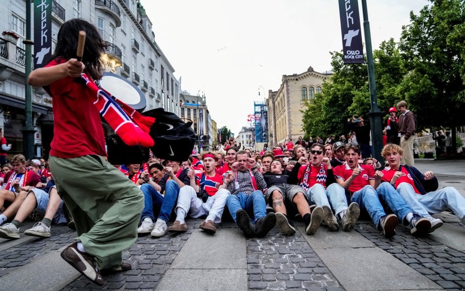 Hitem na miarę islandzkiego klaskania „huh!” z Euro 2016 jest wiosłowanie w wykonaniu norweskich kib