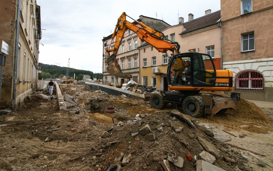 Trwają prace nad usunięciem zalegających na terenie miasta śmieci oraz przywróceniem przepraw przez 