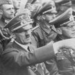 Adolf Hitler wśród żołnierzy podczas walk o Warszawę.