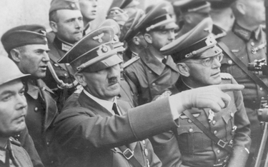 Adolf Hitler wśród żołnierzy podczas walk o Warszawę.