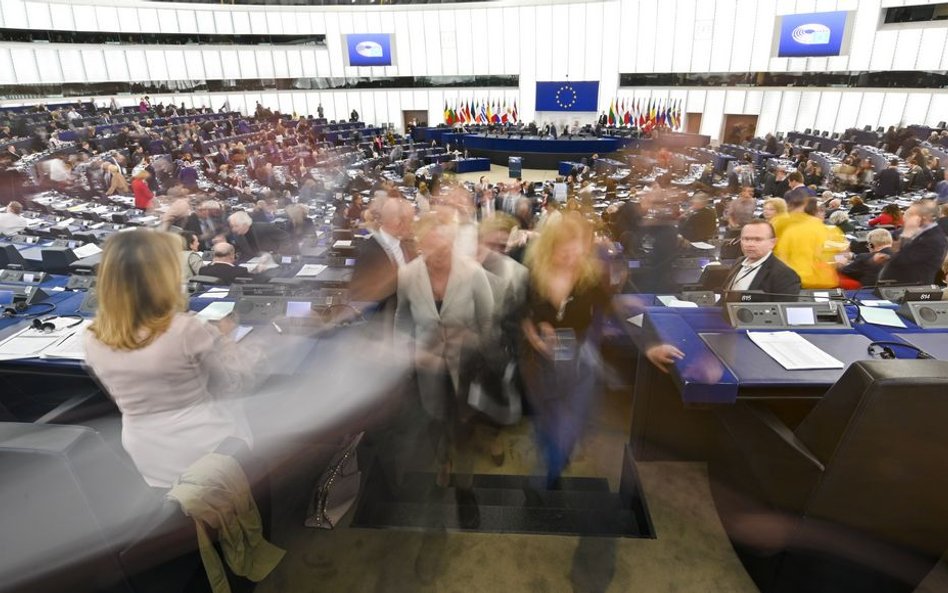 Sondaż "Wiadomości" TVP: PiS przed Koalicją Europejską