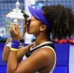 Naomi Osaka za zwycięstwo otrzymała puchar i 3 miliony dolarów