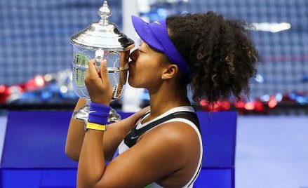 Naomi Osaka za zwycięstwo otrzymała puchar i 3 miliony dolarów