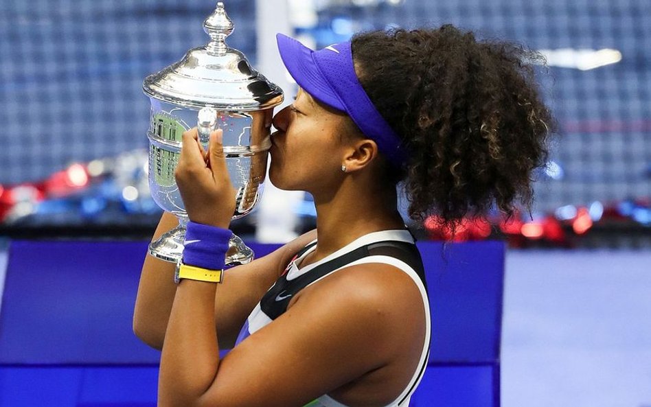 Naomi Osaka za zwycięstwo otrzymała puchar i 3 miliony dolarów