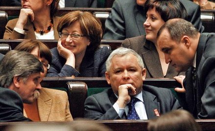 W ławach sejmowych PiS od lewej: Krzysztof Putra, Aleksandra Natalli-Świat, Jarosław Kaczyński, Małg