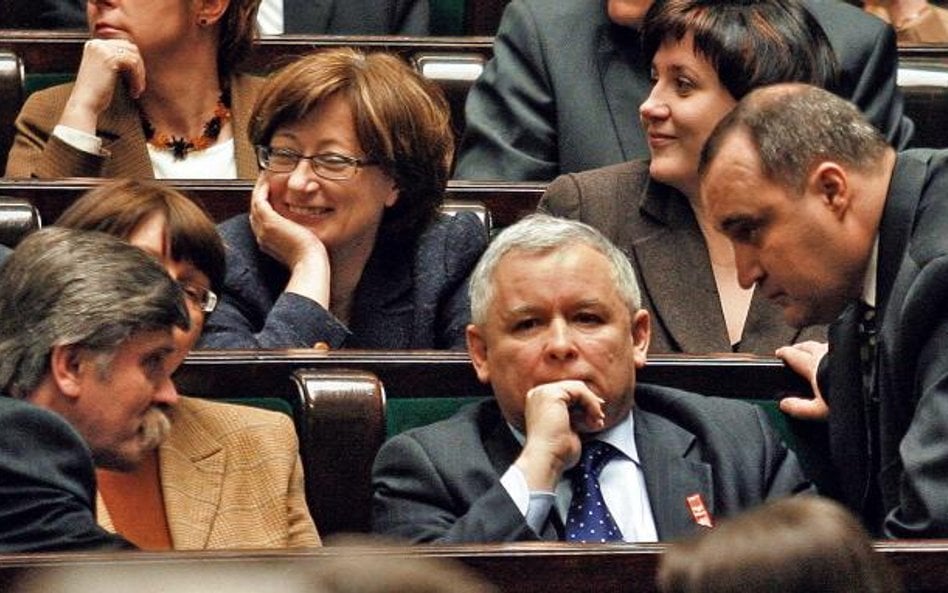 W ławach sejmowych PiS od lewej: Krzysztof Putra, Aleksandra Natalli-Świat, Jarosław Kaczyński, Małg