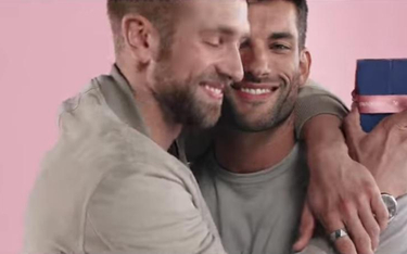 Reklama Swarovskiego z całującymi się gejami zgodna z dobrymi obyczajami