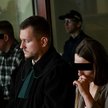 Oskarżeni Daniel P. (L) i Klaudia K. (P) i jej obrońca Adam Sampolski (C) na sali Sądu Apelacyjnego 