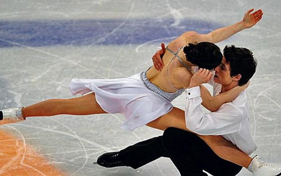 Tessa Virtue i Scott Moir w zwycięskim programie dowolnym (fot: AFP/Vincenzo PINTO)