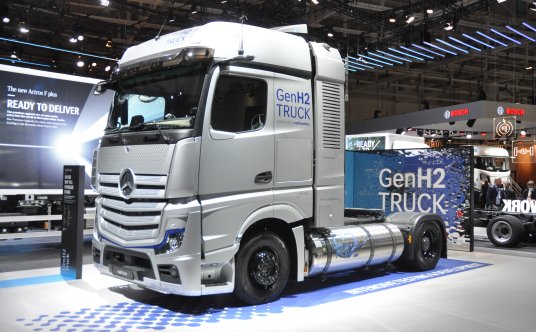 Drugi prototyp wodorowego ciągnika Mercedesa.