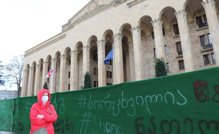 Gruzja wraca do obowiązku noszenia masek na zewnątrz