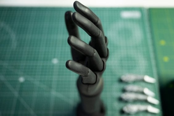 Proteza ręki i jej części na stole warsztatowym Esper Bionics w Kijowie