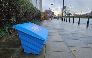 Pojemniki są ustawione w takich miejscach, by nie utrudniały poruszania się pieszym,