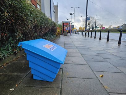 Pojemniki są ustawione w takich miejscach, by nie utrudniały poruszania się pieszym,