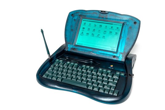 Firma Apple w marcu 1997 r. wprowadziła do produkcji komputer eMate 300 o bardzo awangardowym kształ