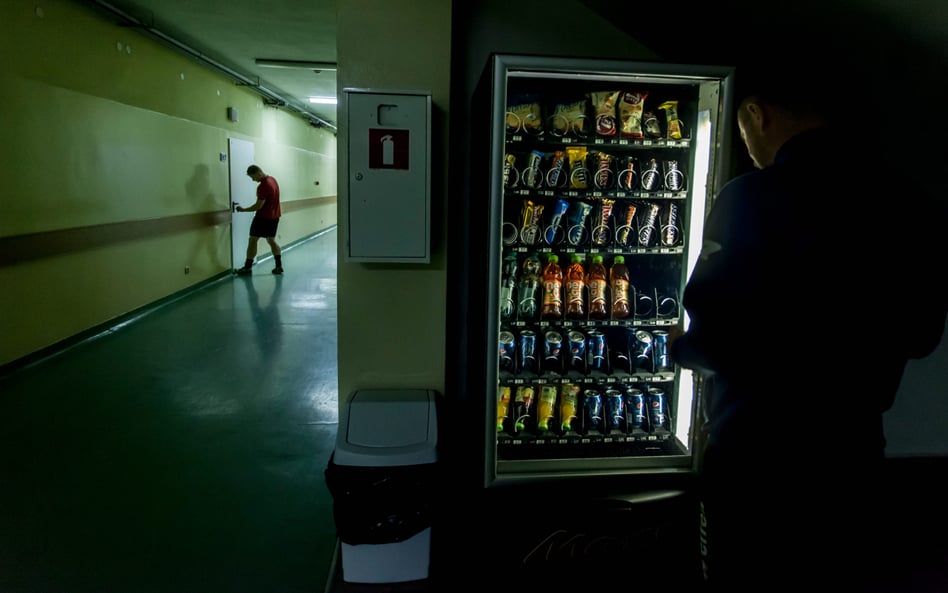 Automat ze słodyczami i napojami