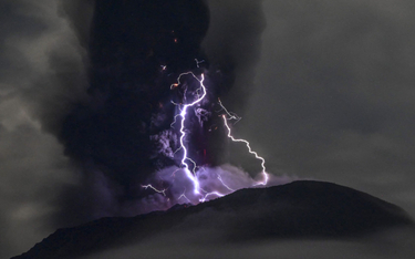 Chmura pyłu wulkanicznego wyrzucana przez wulkan Ibu