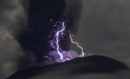 Chmura pyłu wulkanicznego wyrzucana przez wulkan Ibu
