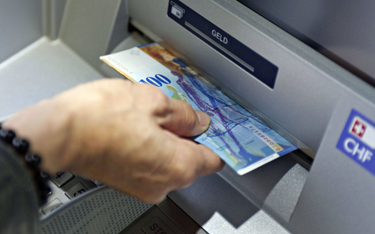 Jak nie stracić na wypłatach z bankomatów za granicą? Ekspert radzi