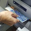 Jak nie stracić na wypłatach z bankomatów za granicą? Ekspert radzi