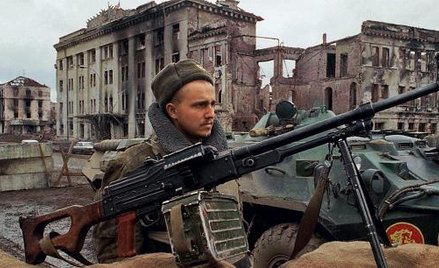 Rosyjscy żołnierze na posterunku przed dawnym pałacem prezydenckim w Groznem, kwiecień 1995 r.; SHAK