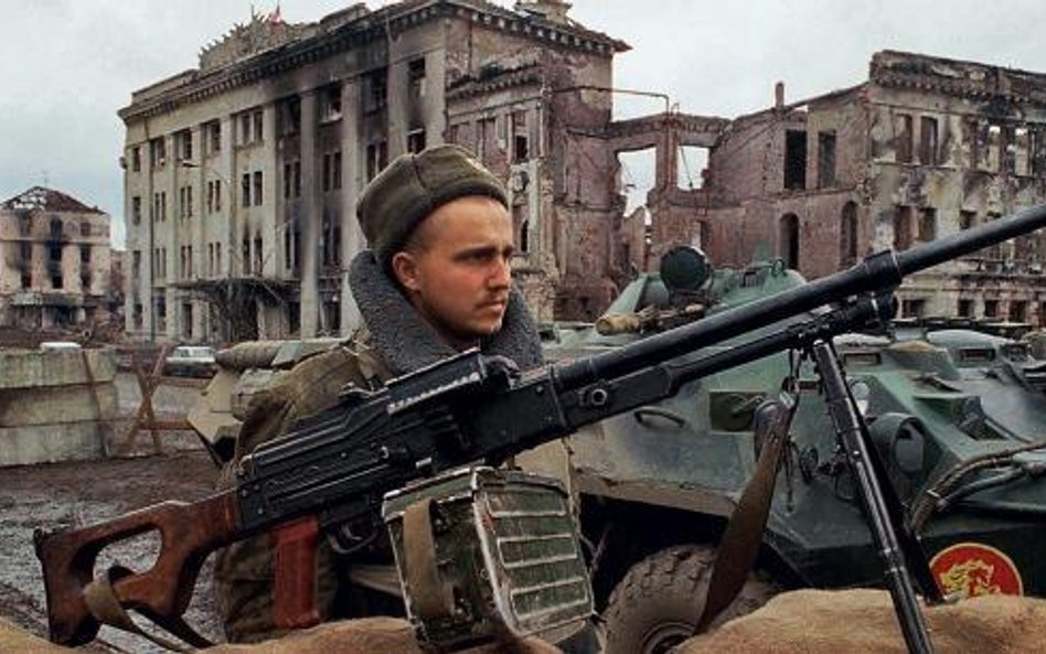 Rosyjscy żołnierze na posterunku przed dawnym pałacem prezydenckim w Groznem, kwiecień 1995 r.; SHAK