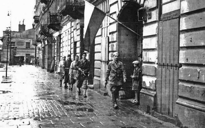 Batalion „Pięść” (na zdjęciu w czasie patrolu) stanowili żołnierze ostrzelani we wcześniejszych akcj