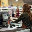 „Czytelnie” w supermarketach sposobem na ominięcie zakazu handlu. Sieć tłumaczy