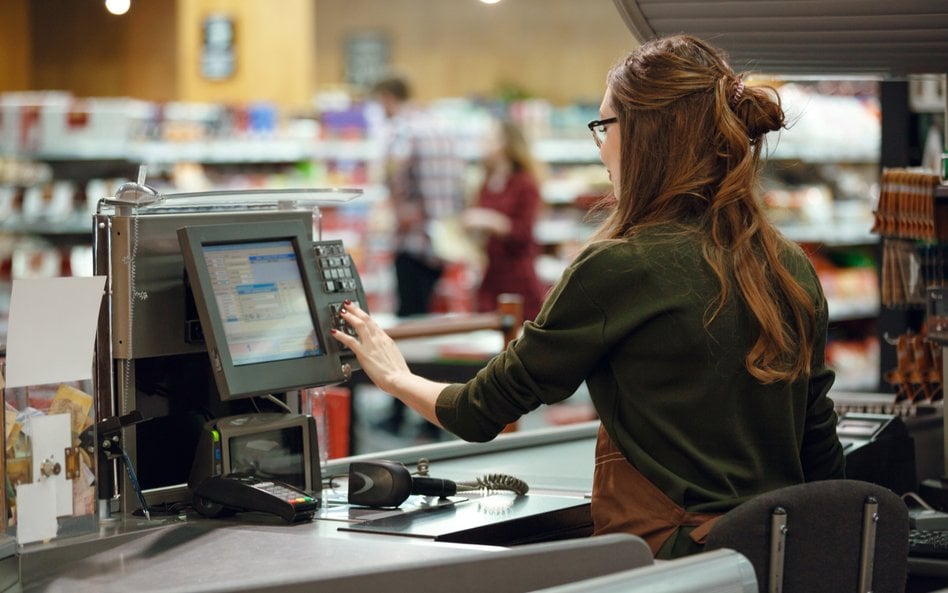„Czytelnie” w supermarketach sposobem na ominięcie zakazu handlu. Sieć tłumaczy