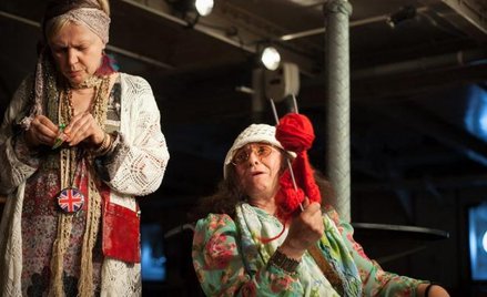 Dorota Lulka (Polly) i Elżbieta Mrozińska (Molly). „Żółta łódź podwodna” jest grana na „Darze Pomorz