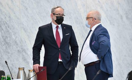 Minister zdrowia Adam Niedzielski (L) i poseł PiS Bolesław Piecha (P)