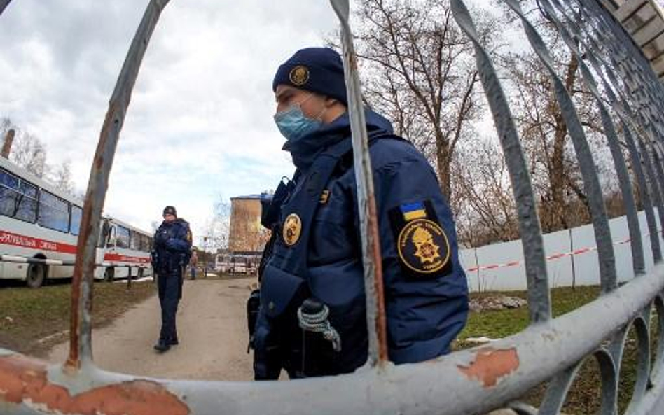 Ukraińska policja dyżuruje przy sanatorium MSW w miejscowości Nowe Sanżary