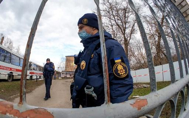 Ukraińska policja dyżuruje przy sanatorium MSW w miejscowości Nowe Sanżary