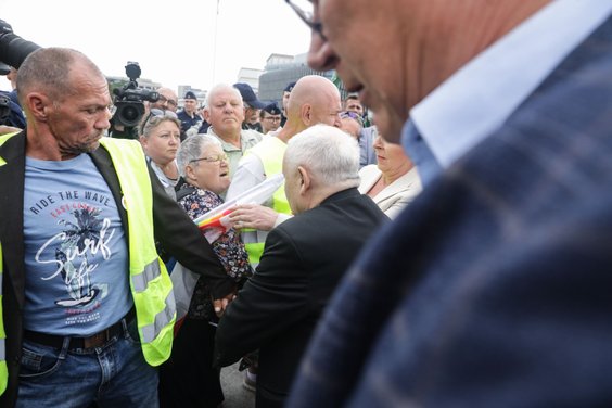 Katarzyna Augustynek i Jarosław Kaczyński podczas uroczystości z okazji miesięcznicy katastrofy smol