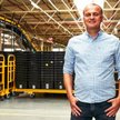 Artur Kruczyk, Senior Operations Manager z centrum Amazon w Poznaniu, podczas Gemba walk